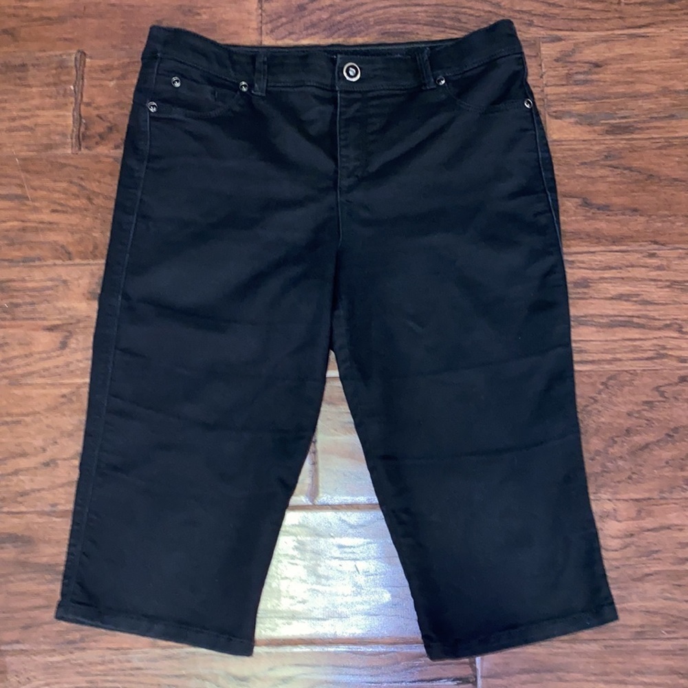 intro. Black Capri pants cropped short black stretch jeans comfort waist size 6‌ - Picture 4 of 10
